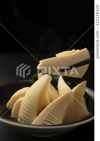 Picking up boiled young bamboo shoots with chopsticks 123156320