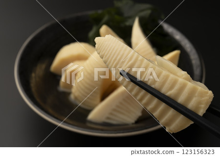 用筷子夾起煮熟的嫩竹筍 123156323