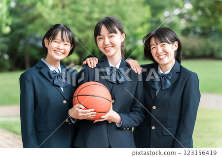 拿著籃球微笑的女國中生/高中生 拿著籃球微笑的女國中生/高中生 123156419