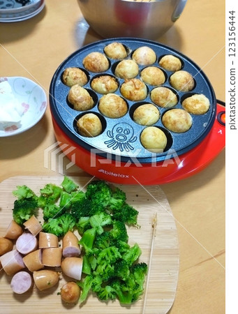 Have a takoyaki party at home using various ingredients Have a takoyaki party at home using various ingredients 123156444