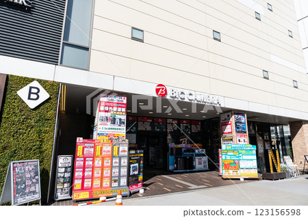 在東京都調布市兒島町的 Bic Camera 京王調布店購物，冬天晴朗的天空 123156598