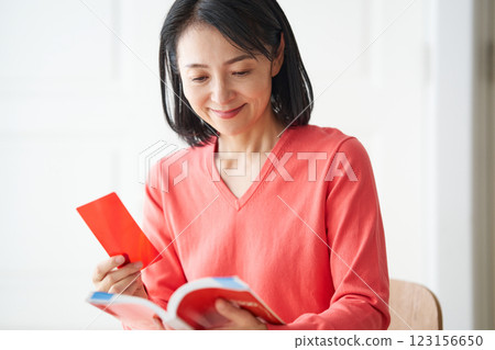 一位女士拿著詞彙書學習英語 123156650