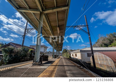 Wakayama Electric Railway Oike-Yuen Station platform Wakayama Electric Railway Oike-Yuen Station platform 123156808