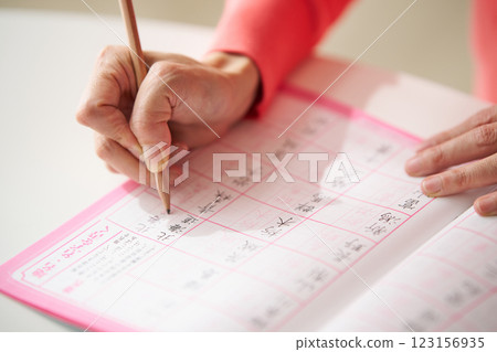 一位中年婦女正在寫漢字 123156935