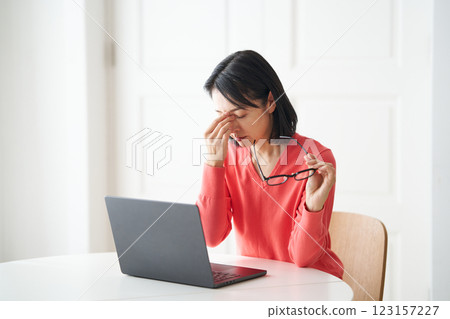 覺得眼睛疲勞的女性 123157227