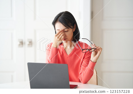 覺得眼睛疲勞的女性 123157228