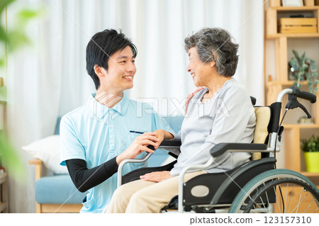 男性護理人員和老年婦女 123157310