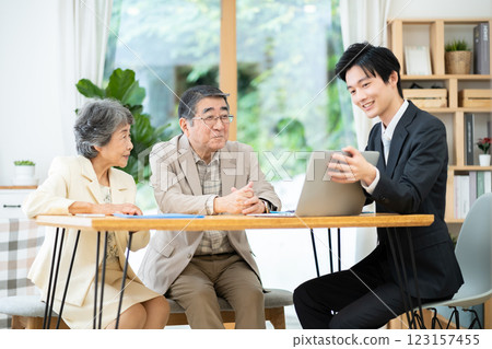 老年夫婦討論繼承問題 老年夫婦與推銷員 123157455