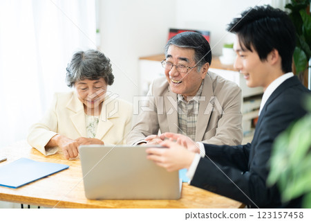 一對老年夫婦正在諮詢裝修事宜。 123157458