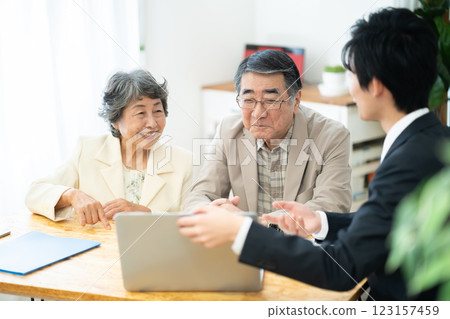 一對老年夫婦正在諮詢裝修事宜。 123157459