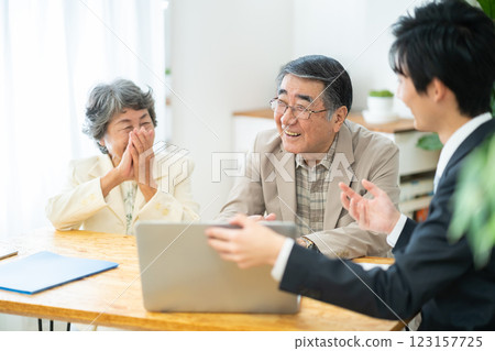 一對老年夫婦正在諮詢裝修事宜。 123157725