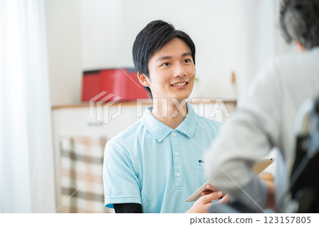 男性護理人員和老年婦女、祖母和護理人員 123157805