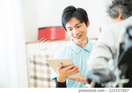 男性護理人員和老年婦女、祖母和護理人員 男性護理人員和老年婦女、祖母和護理人員 123157807