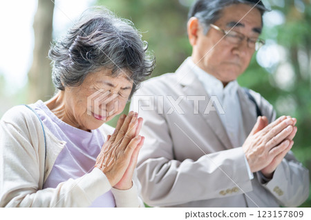 祖父，祖母，夫婦，參觀，神社，寺廟，參拜，祈禱，願望，能量點，祈禱，高級 123157809