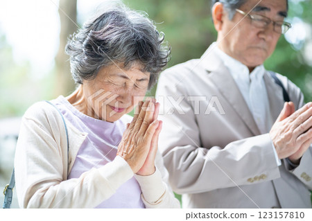 祖父，祖母，夫婦，參觀，神社，寺廟，參拜，祈禱，願望，能量點，祈禱，高級 123157810