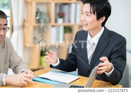 一對老年夫婦正在諮詢裝修事宜。 一對老年夫婦正在諮詢裝修事宜。 123157875