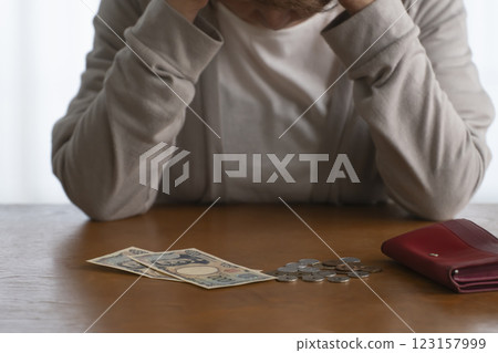 把錢包裡剩餘的現金散落在桌上 自然光 123157999