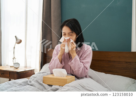 擤鼻涕的女人 123158010