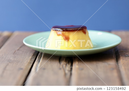 用明膠凝固的順滑蛋奶布丁 123158492