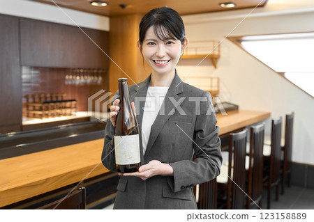賣酒的女商人 123158889