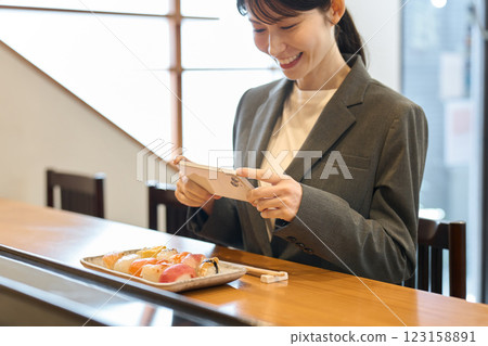 一位女顧客正在為她的食物拍照 123158891