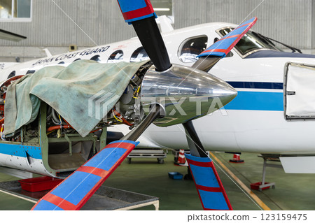 日本海上保安廳仙台空軍基地正在維修的飛機 123159475