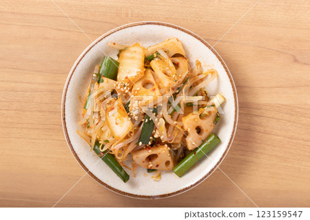 蓮藕豆芽配細蔥和辣醬 123159547