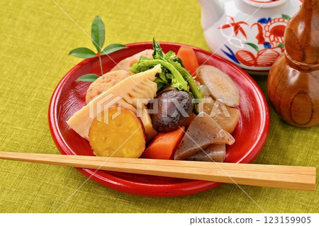 Boiled vegetables, bamboo shoots, rape blossoms, lotus root, shiitake mushrooms, carrots, burdock, radish, konnyaku, ganmodoki, and simmered dishes. 123159905