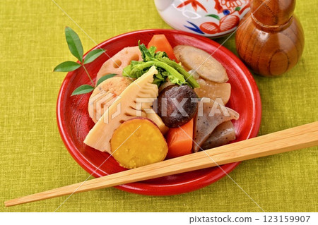 水煮菜、竹筍、油菜花、蓮藕、香菇、胡蘿蔔、牛蒡、蘿蔔、蒟蒻、豆腐、燉菜。 123159907