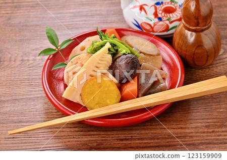 水煮菜、竹筍、油菜花、蓮藕、香菇、胡蘿蔔、牛蒡、蘿蔔、蒟蒻、豆腐、燉菜。 123159909