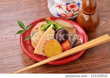 水煮菜、竹筍、油菜花、蓮藕、香菇、胡蘿蔔、牛蒡、蘿蔔、蒟蒻、豆腐、燉菜。 123159910