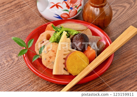 Boiled vegetables, bamboo shoots, rape blossoms, lotus root, shiitake mushrooms, carrots, burdock, radish, konnyaku, ganmodoki, and simmered dishes. 123159911