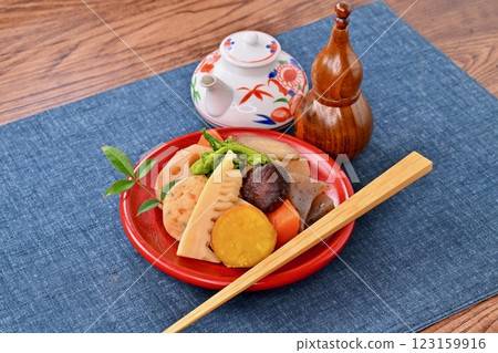 Boiled vegetables, bamboo shoots, rape blossoms, lotus root, shiitake mushrooms, carrots, burdock, radish, konnyaku, ganmodoki, and simmered dishes. 123159916