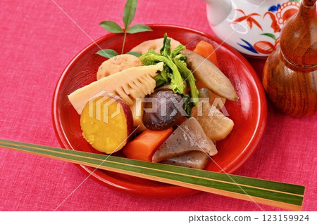 水煮菜、竹筍、油菜花、蓮藕、香菇、胡蘿蔔、牛蒡、蘿蔔、蒟蒻、豆腐、燉菜。 123159924