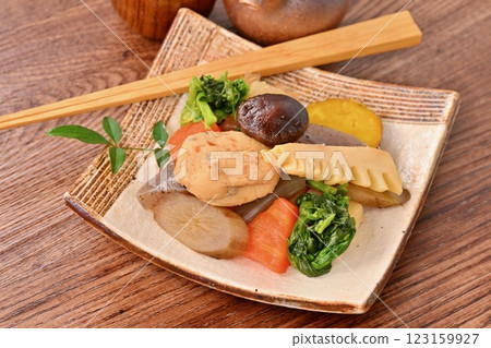 Boiled vegetables, bamboo shoots, rape blossoms, lotus root, shiitake mushrooms, carrots, burdock, radish, konnyaku, ganmodoki, and simmered dishes. 123159927