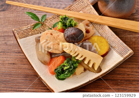 Boiled vegetables, bamboo shoots, rape blossoms, lotus root, shiitake mushrooms, carrots, burdock, radish, konnyaku, ganmodoki, and simmered dishes. 123159929