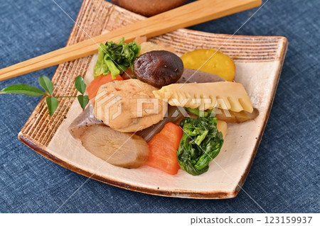 Boiled vegetables, bamboo shoots, rape blossoms, lotus root, shiitake mushrooms, carrots, burdock, radish, konnyaku, ganmodoki, and simmered dishes. 123159937