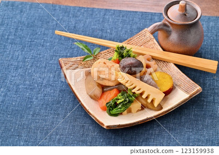 Boiled vegetables, bamboo shoots, rape blossoms, lotus root, shiitake mushrooms, carrots, burdock, radish, konnyaku, ganmodoki, and simmered dishes. 123159938