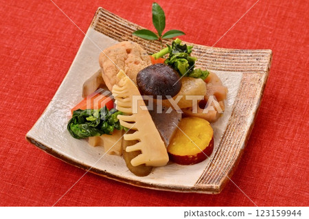 Boiled vegetables, bamboo shoots, rape blossoms, lotus root, shiitake mushrooms, carrots, burdock, radish, konnyaku, ganmodoki, and simmered dishes. 123159944