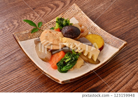 水煮菜、竹筍、油菜花、蓮藕、香菇、胡蘿蔔、牛蒡、蘿蔔、蒟蒻、豆腐、燉菜。 123159948