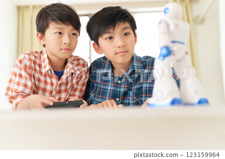 操作機器人的小學生 123159964