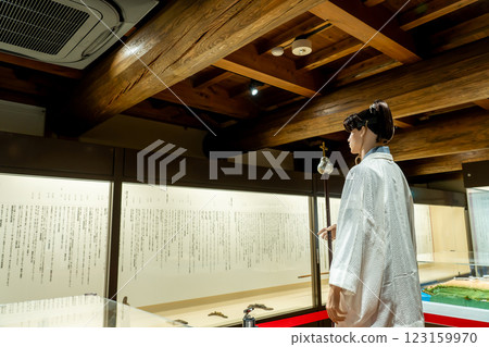 熊本縣天草郡富岡城內苓北町歷史館內展示的天草四郎的人體模型和相關文件 123159970