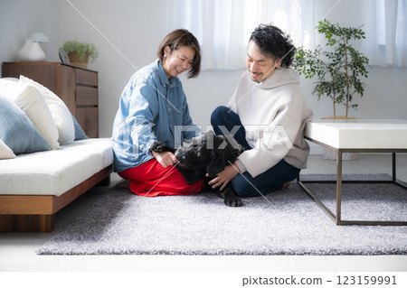 飼養大型犬的家庭 自由生活 大型犬 飼養大型犬的家庭 自由生活 大型犬 123159991