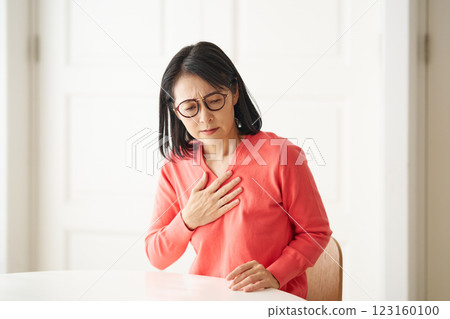 Palpitating woman 123160100