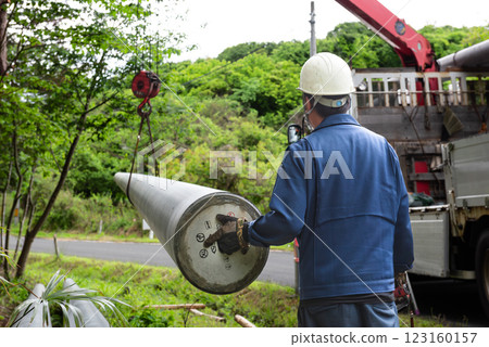 Small mobile crane for transporting and unloading utility poles Small mobile crane for transporting and unloading utility poles 123160157