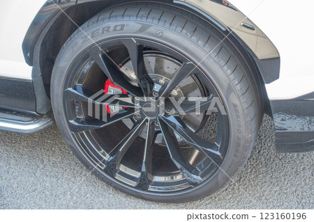 Lamborghini Urus 23 inch wheels 123160196