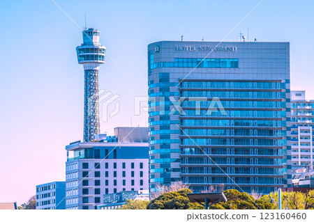 日本橫濱城市景觀 - 山下公園前的橫濱海洋塔和新大酒店的景觀 日本橫濱城市景觀 - 山下公園前的橫濱海洋塔和新大酒店的景觀 123160460