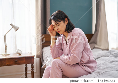 一個女人有一個陰鬱的早晨 一個女人有一個陰鬱的早晨 123160883
