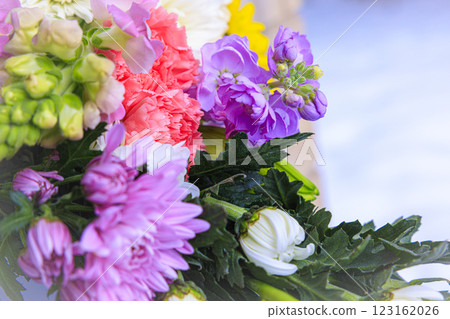 A flower arrangement with chrysanthemums that exudes a Japanese atmosphere A flower arrangement with chrysanthemums that exudes a Japanese atmosphere 123162026
