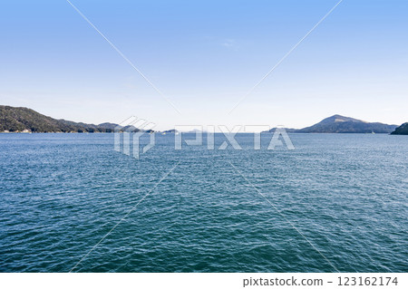 從鳥羽灣的遊覽船上眺望伊勢灣和伊良湖 從鳥羽灣的遊覽船上眺望伊勢灣和伊良湖 123162174